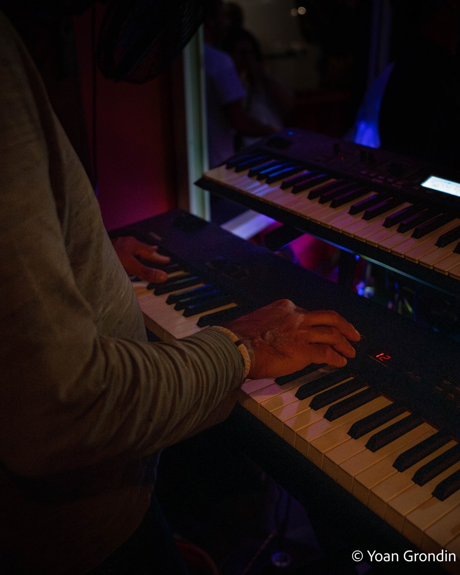 Mains sur un clavier, en pleine création musicale